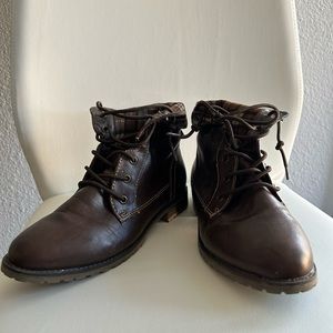 Cute boots for sale, perfect for a holiday gift. Like new condition.